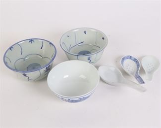 Lot 2848 Set 3 Asian Bowls  Spoons  Blue  White