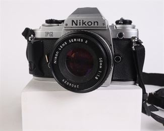 Lot 2862 Vintage Nikon FG Camera  Case