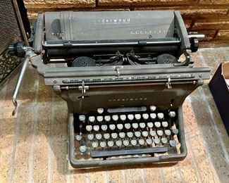UNDERWOOD TYPEWRITER 