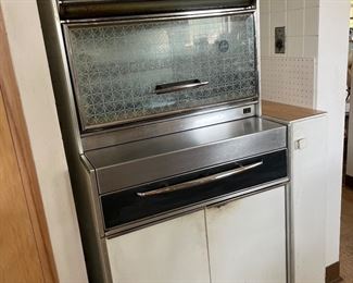 Very vintage Frigidaire electric stove and oven. 