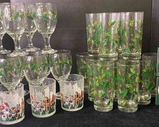 Christmas Wine Glasses, 13 Christmas Glasses, And 2 Christmas Mugs
