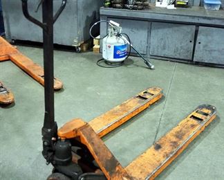Type DF25 Pallet Jack, 5500lb Capacity, 48"x27"x63"