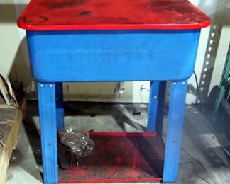 Parts Cleaning Table, 35" x 30.5" x 21", Untested, 5 Gallon Fuel Cans