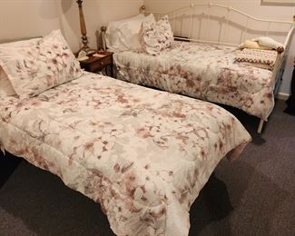 Trundle Bed Complete with Linens 