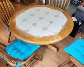 Round Table & 4 Chairs Solid wood Oak Chairs