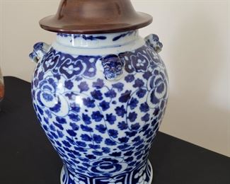 1850's Chinese blue white lidded urn
