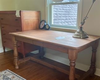 BEAUTIFUL FARMHOUSE TABLE
