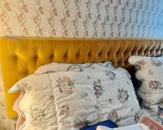 TUFTED CHESTERFIELD GOLDEN VELVET KING HEADBOARD