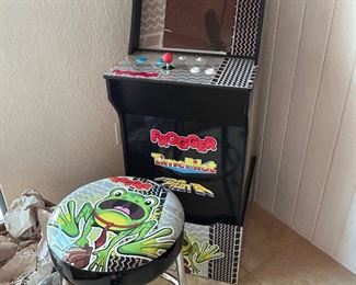 FROGGER ARCADE GAME & FROGGER STOOL