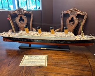 TITANIC SHIP THAT LIGHTS UP