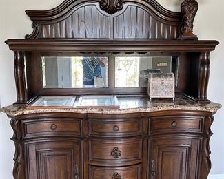 HAVERTY’S SERVER LIKE NEW
“VILLA SONOMA COLLECTION”
Marble top, lights up
Original cost $3,300