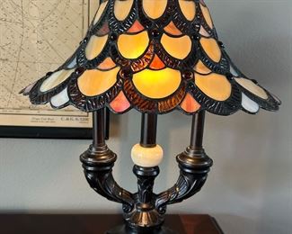 ANTIQUE ROADSHOW TIFFANY STYLE REPLICA LAMP