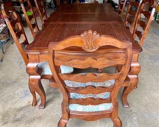 Due to lack of room, this very nice dining set is being sold from the garage