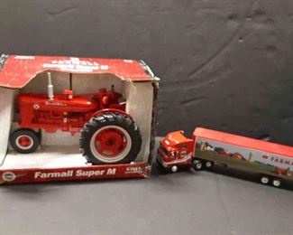 Ertl Farmall 116 Diecast Super M McCormickDeering IH Semi With Trailer