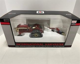 JC001 SpecCast Diecast 1 16 Scale IH Tractor 340 with 211 Two Bottom Plow NIB
