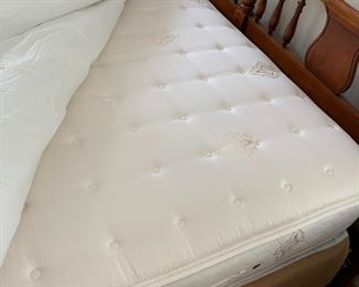 #77	King mattress set	$175 
