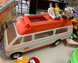 #117	Tyco rescue ambulance wagon with people and gurney	$40 
