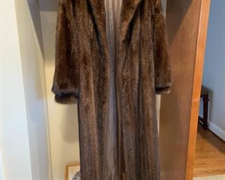 #208	coat	Henig furs full length mink size 12 	 $800.00 			
