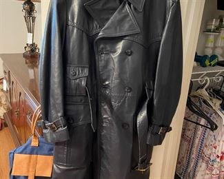 #210	coat	men's McGregor black leather long coat with belt 	 $40.00 			
