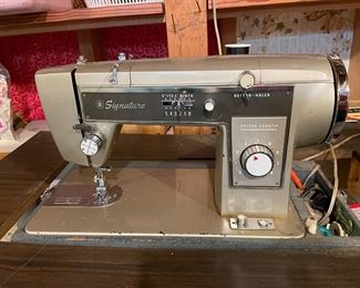 Mongomery Wards "Signature" Sewing Machine +++