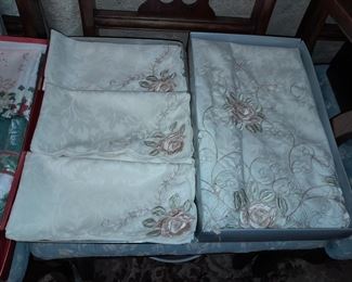 Linen Tablecloth & Napkins