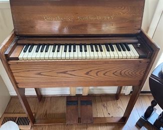 Estey Organ Co - Antique travel/pump organ - excellent condition