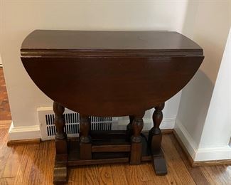 Drop-leaf side table