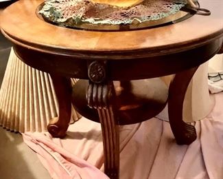 Lovely wooden table with center glass vintage.