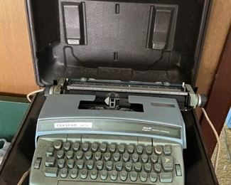 $30 - VINTAGE SMITH CORONA SUPER 12 W/CASE - TURNS ON BUT NOT WORKING 