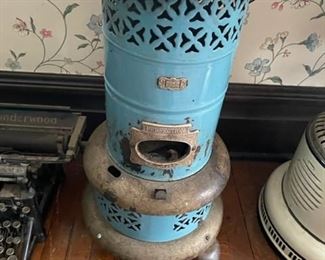 $100 - VINTAGE PERFECTION KEROSENE HEATER 230C - 24"H - HAS ALL 4 FEET