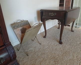 Queen Anne style drop leaf end table