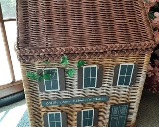 Wicker hamper, roof opens hinged