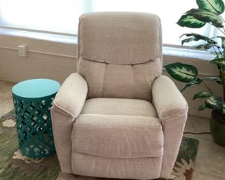 La Z Boy Electric Recliner, 33.5L x 28.5W x 40H