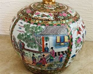 Very Large Chinese rose medallion lidded jar 