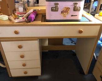 Sewing machine cabinet with opening for machine
