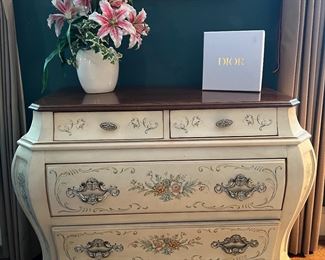 Pulaski Furniture Floral Bombe 4 Drawer Chest (32"H x 41"W x 20"D)