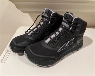 Never Worn Altra Men's AL0A4VQH Lone Peak All-Weather Mid Trail Running Shoe Size 9-1/2