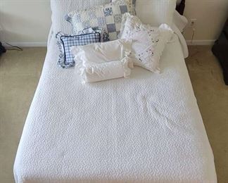 "Willow Oak in Woodside" in Aiken, SC Starts Closing Sat 6/3 at 8pm. Pickup is Mon 6/5 from 2-6pm. Please click here to see more photos, descriptions, and current bids:&nbsp;https://ctbids.com/estate-sale/22076