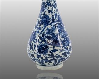Qing Dynasty Chinese Porcelain Blue and White Vase
