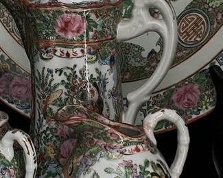 Rosé Medallion tea service circa 1780