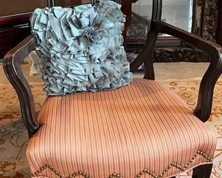 Very fine antique English chair in walnut circa 1840s