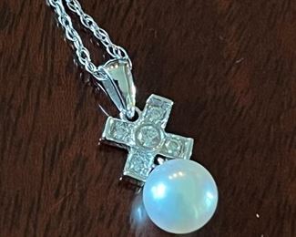 Diamond and pearl pendant in 14K