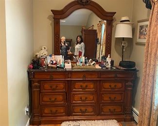KING SIZED LEATHER BED SET INCLUDES BED, TRIPLE DRESSER AND MIRROR, TALL DRESSER AND 2 NIGHTSTANDS. PRESALE IS AVAILABLE $1800 TEXT BRENDA FOR APPT. 973-418-1286
