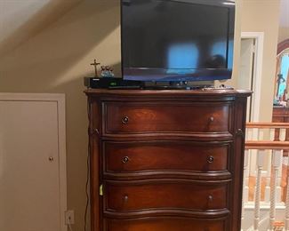 KING SIZED LEATHER BED SET INCLUDES BED, TRIPLE DRESSER AND MIRROR, TALL DRESSER AND 2 NIGHTSTANDS. PRESALE IS AVAILABLE $1800  TEXT BRENDA FOR APPT. 973-418-1286