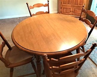 ROUND TABLE  4 CHAIRS W LEAF