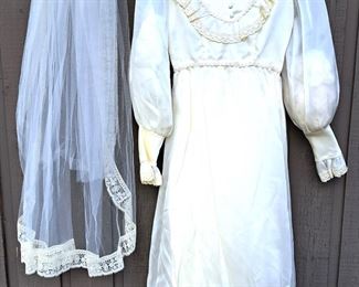 VINTAGE LADIES CLOTHING WEDDING DRESS
