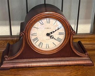 Howard Miller mantle clock - Quartz movement