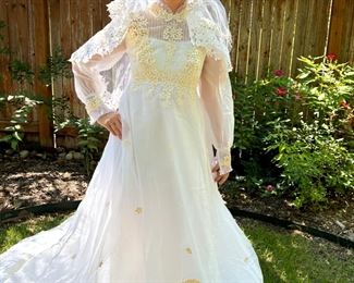 Gorgeous vintage wedding dress with daisy appliqués. Stunning retro veil.