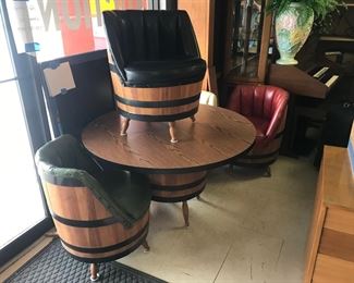 Clean Vintage Barrel Table 4 Chairs