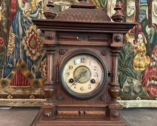 Mantle clock with key
